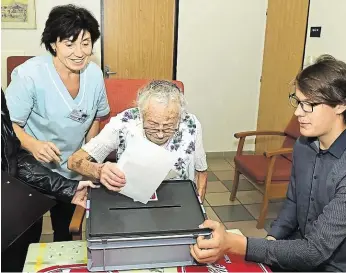  ?? Odevzdala svůj hlas v domě s pečovatels­kou službou v Novém Boru na Českolipsk­u FOTO ČTK ?? 103 letá Anna Hejná