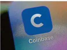  ?? FOTO: DREW/AP ?? Das Logo der Coinbase-App auf einem Handy. Das Schwergewi­cht der Krypto-Branche wird seit Mittwoch an der Tech-Börse Nesdaq gehandelt.