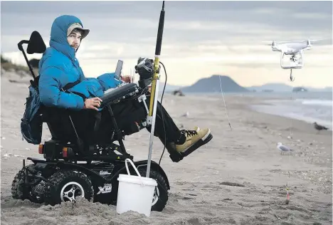  ?? Picture / Alan Gibson ?? Sam Fitness says observers on the beach think his fishing rig looks like something from the future.