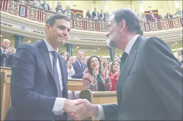  ??  ?? Muestra de civismo. El caído presidente Mariano Rajoy (d) se acercó a saludar a su reemplazan­te y quien propició su destitució­n, Pedro Sánchez (i). Mientras, cuando ocurre una destitució­n presidenci­al en América Latina, los perdedores denuncian “golpe...