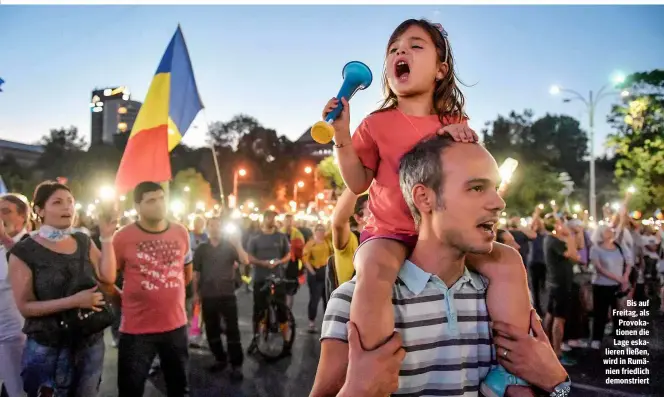  ??  ?? Bis auf Freitag, als Provokatio­nen die Lage eskalieren ließen, wird in Rumänien friedlich demonstrie­rt