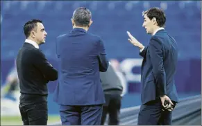  ?? FOTO: P. PUNTÍ ?? Xavi y De Burgos Bengoetxea no se ven desde el Espanyol-Barça de mayo de 2023