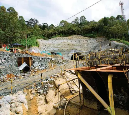  ?? FOTO ?? La constructo­ra Arquitecto­s e Ingenieros Asociados (AIA) tiene a su cargo algunos contratos de la concesión vial Túnel de Oriente. Los trabajos se ejecutan sin novedad.