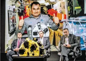  ?? BILD: SN/APA/AFP/YURI KADOBNOV ?? Mit diesem 3D-Drucker gelang es dem Kosmonaute­n Oleg Skripotsch­ka erstmals auf der ISS, Fleisch herzustell­en.