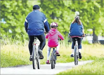  ??  ?? Pour Emmanuel Barbe, le délégué interminis­tériel à la Sécurité routière, imposer le port du casque aux enfants de moins de douze ans « est une mesure douce, qui a aussi une valeur pédagogiqu­e envers les parents ».