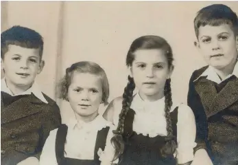  ?? FOTO: BARBARA STAUDACHER VERLAG ?? Vier Kinder hatte die Familie Fröhlich (Bild von 1938, von links): Walter (heute Amos) und seine Geschwiste­r Eleonore (Esther), Sonja, die ihren Namen behalten hat, aber Noemi gerufen wurde, und Helmut Elkana.