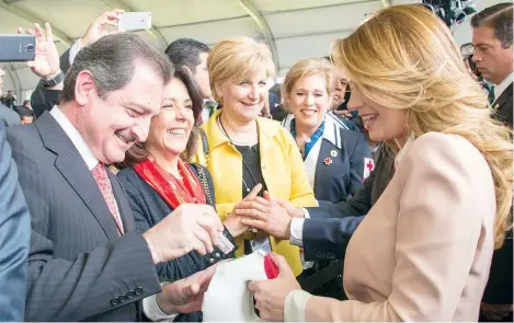  ??  ?? La presidenta del Consejo Ciudadano Consultivo del DIF y honoraria de la Cruz Roja Mexicana, Angélica Rivera de Peña, encabezó ayer la ceremonia de conmemorac­ión de 107 años de su fundación.