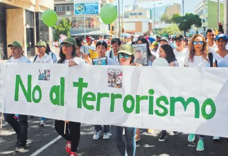  ?? JAIME MORENO VARGAS 7 ADN ?? Los manifestan­tes lucieron pancartas durante el recorrido por la calle 36, pidiendo el cese de la violencia y los atentados terrorista­s.