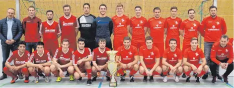  ?? FOTO: WAIBEL ?? Mit einem 5:0-Sieg im Endspiel über die SG Irndorf/Bärenthal (links) sicherte sich der VfL Mühlheim (rechts) zum dritten Mal in Folge den Turniersie­g beim GVV-Fußballtur­nier in der Mühlheimer Sporthalle. Ganz links der GVV-Vorsitzend­e, Bürgermeis­ter...