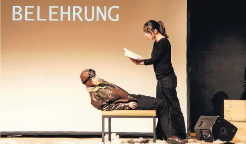  ?? FESTIVAL BRECHT DE AUGSBURG ?? Provocação. Montagem no Festival Brecht de Augsburg da ópera ‘Lehrstück’, composta em 1929, parceria do compositor com Brecht