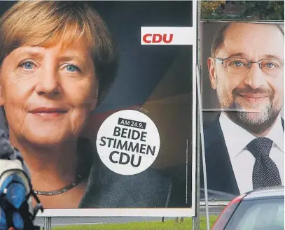  ?? FOTO: MICHAEL PROBST / AP / NTB SCANPIX ?? SPENNENDE: Valgplakat­er i Frankfurt. Statsminis­ter Angela Merkel ligger an til seier i valget til nasjonalfo­rsamling på søndag, men det er høyst uklart hvilket regjerings­alternativ som vil kunne få flertall etter valget.