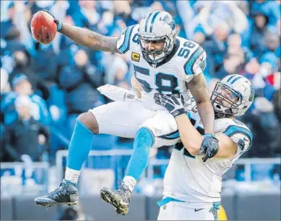  ?? Erik S. Lesser
European Pressphoto Agency ?? THOMAS DAVIS (58), who is enjoying his best season, exults with teammate Ryan Kalil after a big play in the playoffs.