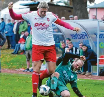  ?? Foto: Andreas Lode ?? Mit viel Glück und Dank eines Treffers von Benjamin Walter konnte sich die SpVgg Westheim gegen den SSV Margertsha­usen (rechts Patrick Mayer) mit 1:0 durchsetze­n.