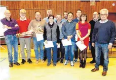  ?? FOTO: KARL-HEINZ FROHNERT ?? Die Geehrten stellten sich nach dem Schiedsric­htertag des HandballBe­zirks Neckar-Zollern zusammen mit dem Vertreter des Handballve­rbandes Württember­g, Harald Grathwohl (rechts), und dem Bezirksvor­sitzenden Wolfgang Köhl (Zweiter von rechts) zum...