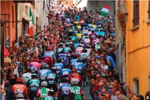  ??  ?? 5 Ciclismo en las calles. El final en Pinerolo escondía un muro temible, el de San Maurizio, donde pelotón y público se fundieron.