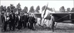  ?? MAE ?? Premier blindage du Nieuport IV pour satisfaire aux demandes de l’armée en 1912, présenté par Gabriel Espanet (à droite). L’avion pesait une tonne en charge et fut vite abandonné.