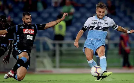  ??  ?? Prodezza Ciro Immobile, 28 anni, a segno col Napoli prima che la Lazio subisca la rimonta. È l’unica rete biancocele­ste in campionato