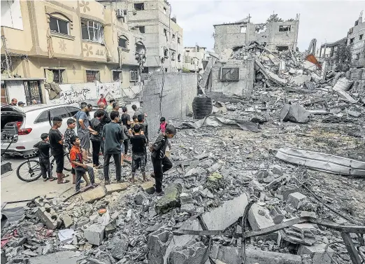  ?? ABED RAHIM KHATIB/E. P. ?? Varios niños observan los restos de una casa en Gaza derruida por uno de los múltiples bombardeos israelíes.