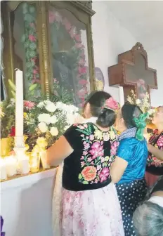  ??  ?? Personas de Oaxaca, Veracruz, Chiapas, Tabasco y Estado de México participan cada año en la veneración del Cristo Negro, traído a Xadani desde Guatemala.