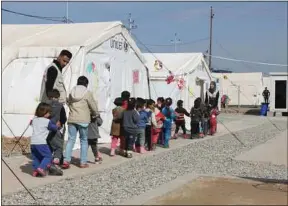  ??  ?? Une école été installée dans le camp de Debaga, dans le Kurdistan irakien.