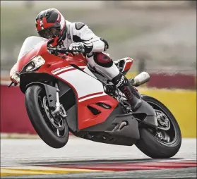  ??  ?? Dans les mains d’un pro (ici, Alessandro Vallia, le pilote de développem­ent Ducati), la Superlegge­ra est capable de tenir le rythme d’une machine de mondial Superbike.