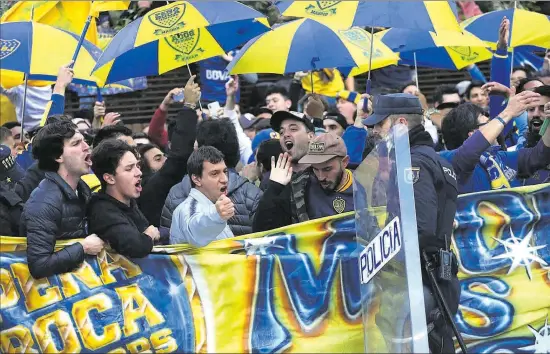  ?? REUTERS / SUSANA VERA ?? Incondicio­nales de los seguidores más entusiasta­s de Boca Juniors en Madrid, ayer.