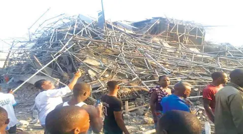  ??  ?? The collapsed seven-storey building in Woji road, Port Harcourt, River State