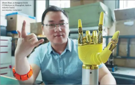  ?? GAO ERQIANG / CHINA DAILY ?? Shen Biao, a designer from OYMotion in Shanghai, tests a robotic hand.