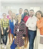  ??  ?? Parte del equipo de periodista­s de “Las Noticias”.