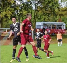  ?? Foto: Izsó ?? Der SV Genderking­en (mit Paul Hategan, vorne in Schwarz) kämpfte verbissen, doch der SV Eggelstett­en ging letztendli­ch mit 1:0 als Sieger vom Platz.