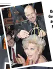  ??  ?? Life-BallOrgani­sator Gery Keszler setzte doch glatt Birgit Sarata die NeonKrone auf