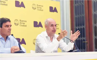  ??  ?? Fernán Quirós y Horacio Rodríguez Larreta fueron acusados de privatizar la vacunación en la Ciudad.