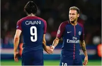  ?? CHRISTOPHE SIMON/AFP ?? Vitória. Cavani e Neymar se cumpriment­am após o 3º gol