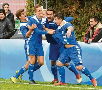  ?? Foto: bfv ?? David Bauer (zweiter Spieler von rechts) und Marco Luburic (zweiter Spieler von links) schossen die deutsche Mannschaft gegen Serbien zum Sieg. Da war die Freude natürlich groß, insbesonde­re, da das Spiel vor den Rainer Fans stattfand.