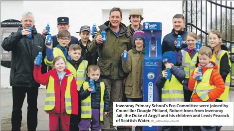  ?? 06_a08InvTopU­pTap03 ?? Inveraray Primary School’s Eco Committee were joined by Councillor Dougie Philand, Robert Irons from Inveraray Jail, the Duke of Argyll and his children and Lewis Peacock of Scottish Water.