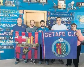  ??  ?? Hermanamie­nto entre las peñas del Barça de Castilla y León y las del Getafe antes del choque