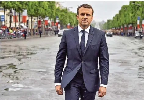  ?? FOTO: JOCARD/AFP ?? Emmanuel Macron nach der offizielle­n Einführung­szeremonie als Präsident beim Arc de Triomphe in Paris. Nach hundert Tagen im Amt finden die Akzente, die er setzt, bei seinen Landsleute­n wenig Zustimmung.