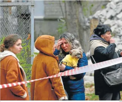  ?? EFE ?? Varias mujeres ucranianas lloran al ver los destrozos en un edificio residencia­l tras un ataque en Mykolaiv.