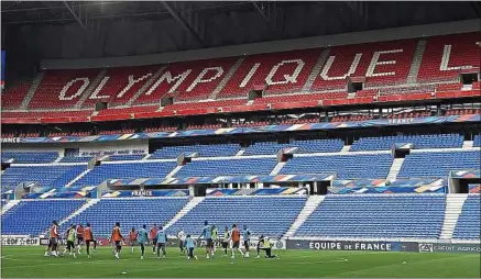  ??  ?? Les joueurs lyonnais devront faire sans leurs plus fervents supporters au Parc OL, ce mardi en Ligue des champions.