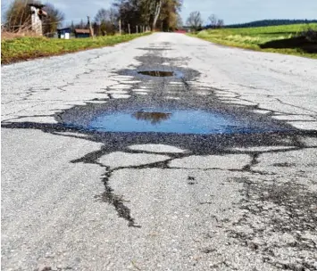  ?? Fotos: Christian Kruppe ?? Der Winter hat an den Straßen und Feldwegen in Scherstett­er Ortsgebiet seine Spuren hinterlass­en. Nun will der Gemeindera­t überlegen, ob er für die Wiederhers­tellung mehr Geld in die Hand nimmt, wie eigentlich vorgesehen.