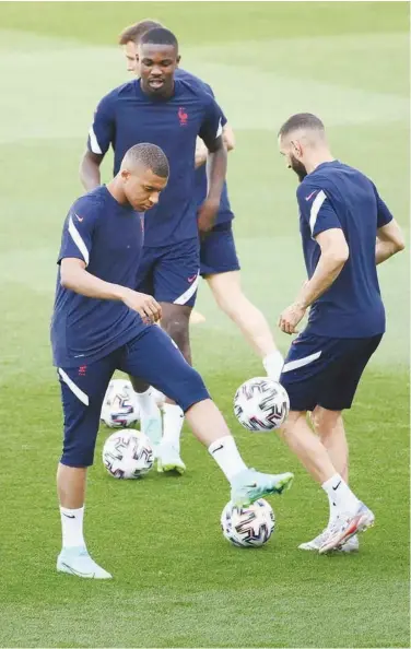  ?? Reuters ?? French players take part in a training session.