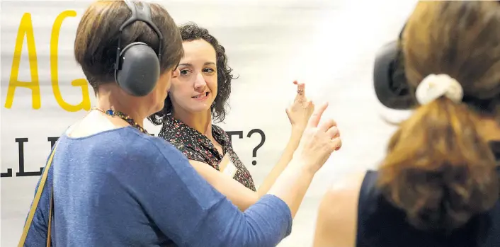  ??  ?? Beti Marak führt durch die Gehörlosen­ausstellun­g „Hands Up“und buchstabie­rt ein X. Weltweit kommunizie­ren 70 Millionen Menschen in Gebärdensp­rachen.