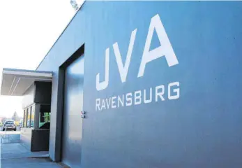  ?? FOTO: STEFANIE REBHAN ?? Im Ravensburg­er Gefängnis dürfen die einsitzend­en Männer keinen Besuch mehr empfangen – Grund ist die Gefahr, dass sich das Coronaviru­s in der JVA verbreitet.