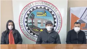  ??  ?? Gremios de Concepción reclamaron ayer en conferenci­a de prensa a la INC sobre la falta de cemento.