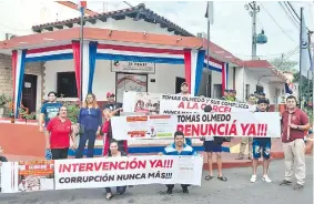  ?? ?? Mientras los ediles estaban en sesión, un grupo de vecinos se manifestó frente a la Municipali­dad de Ñemby para exigir transparen­cia.