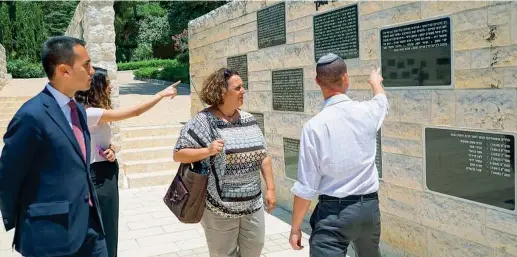  ?? (foto dal suo profilo Facebook) ?? Monte Herzl Il 5 Stelle Luigi Di Maio visita il cimitero delle vittime israeliane del terrorismo a Gerusalemm­e