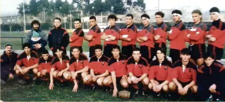  ?? Photo DR ?? Patrice Collazo, en haut au milieu, était considéré comme « notre idole chez les jeunes », témoigne un de ses anciens partenaire­s au RCT.