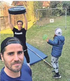  ?? FOTO: ALEXANDER OELZE ?? Training in der Coronaviru­s-Zwangspaus­e Alexander Oelze von der SG Ratingen (vorne), seine Freundin Laura Sosnierz von Zweitligis­t HSV Gräfrath und Oelzes Sohn Mikkel.