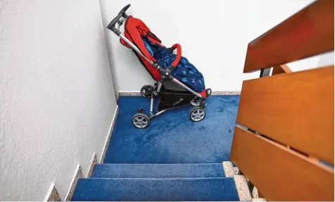  ?? Foto: Uwe Anspach, dpa ?? In einem engen Hausflur dürfen Mieter einen Kinderwage­n nicht einfach abstellen.