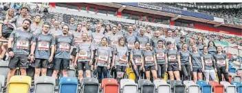  ?? RP-FOTO: ANDREAS ENDERMANN ?? Das Team der Rheinische Post Mediengrup­pe beim Treffen vor dem Lauf in der Arena: Mitarbeite­r und Leser waren gemeinsam am Start.